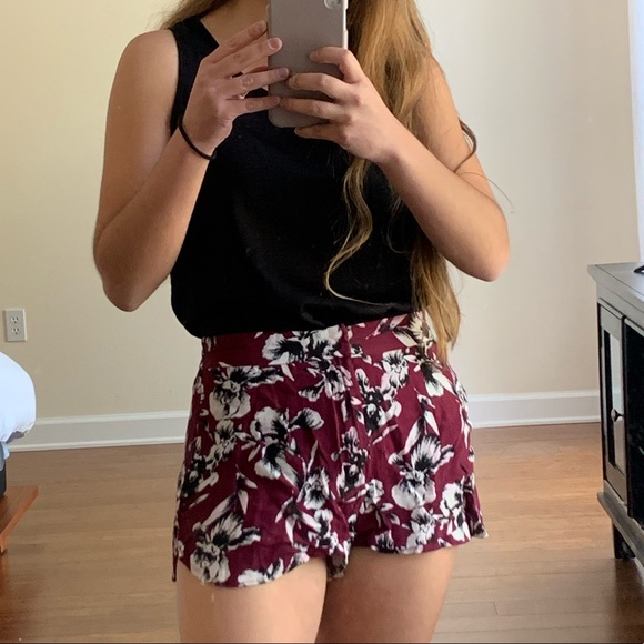 Beautiful floral shorts - Picture 2 of 3